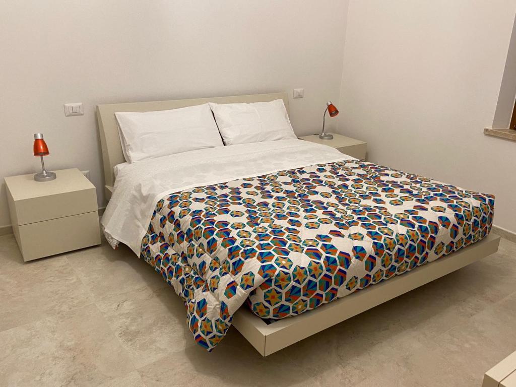 锡耶纳L'angolo di Costalpino的一间卧室设有一张大床和两个床头柜