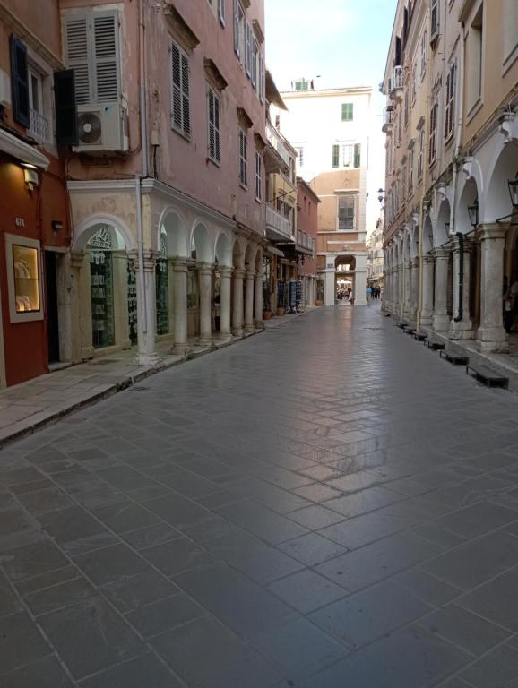 科孚镇Piccolo Centrale的城市中一条空荡荡的街道,有建筑