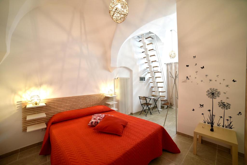 马丁纳弗兰卡da Nonna Lata的一间卧室,在房间内配有一张橙色的床