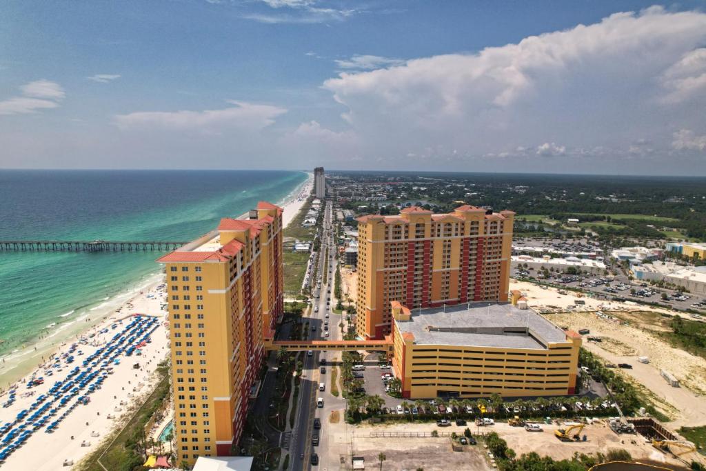 巴拿马城海滩Modern Beach Vibe with a Breathtaking View - Stunning Pool - Pier Park的享有海滩的空中景色,设有建筑和海洋