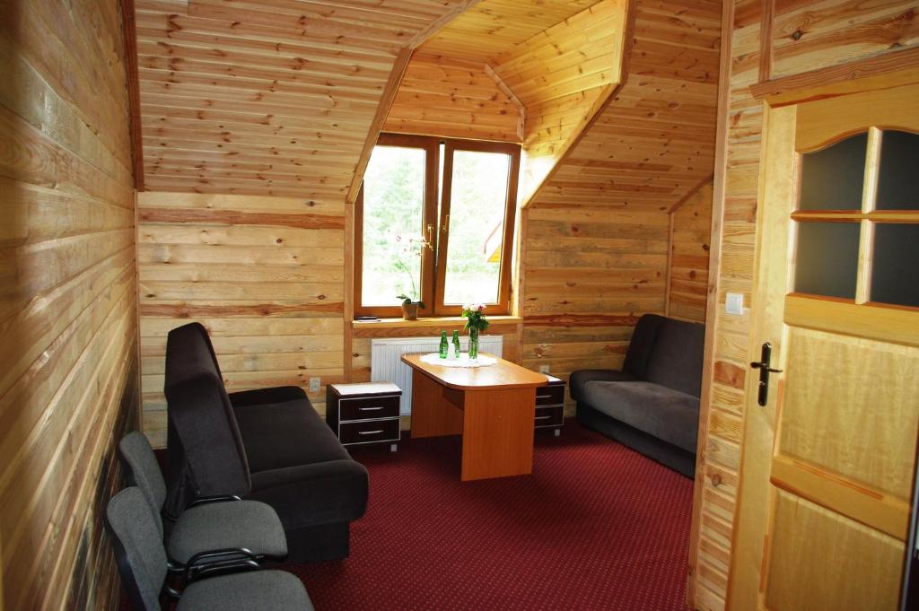 卢布林Malibu Lublin的小屋内的房间,配有两把椅子和一张桌子