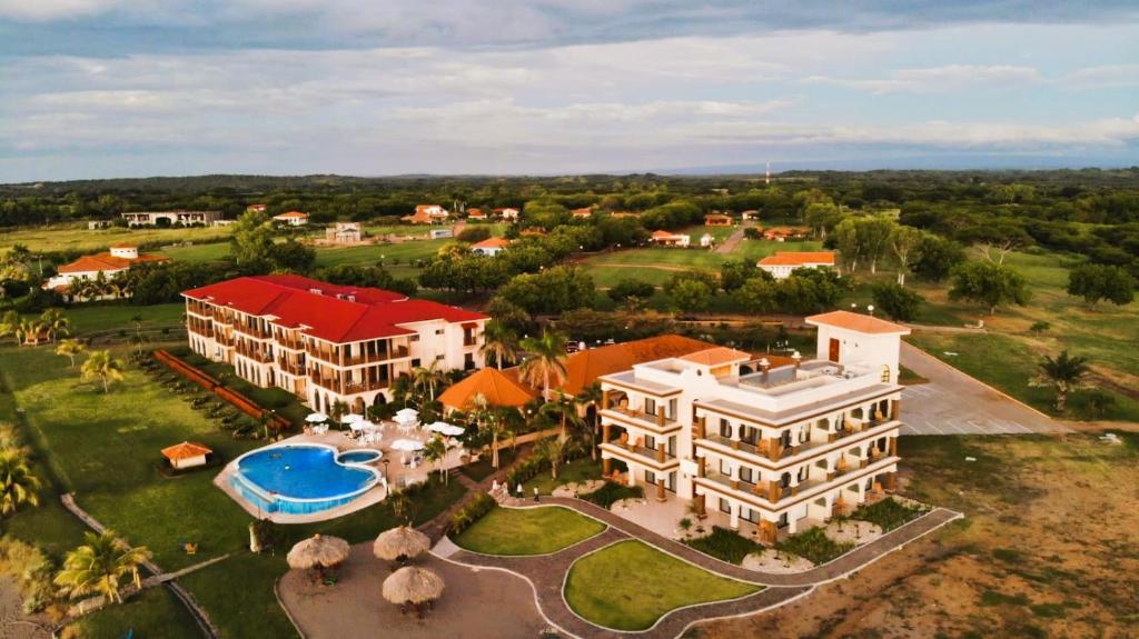 圣地亚哥Gran Pacifica Beach Resort & Homes的享有酒店和度假村的空中景致