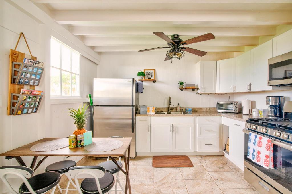 希洛NEW - Pineapple Loft - Entire House Downtown Hilo with AC的厨房配有白色橱柜和吊扇