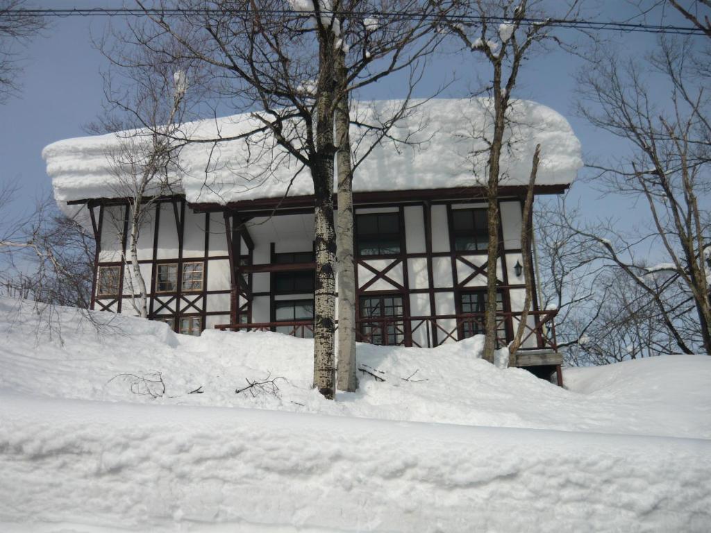 妙高妙高山林小屋的前面的雪覆盖的房子