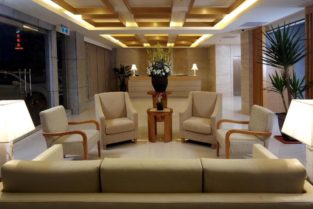 花莲市花莲海悦酒店的大楼内一个带沙发和椅子的大堂