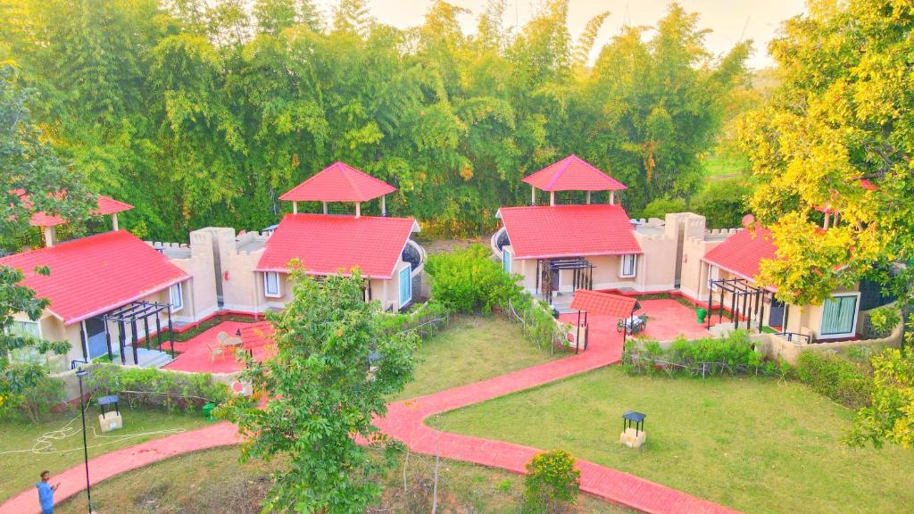 MānpurBundela Bandhavgarh by Octave的红色屋顶房屋的顶部景观