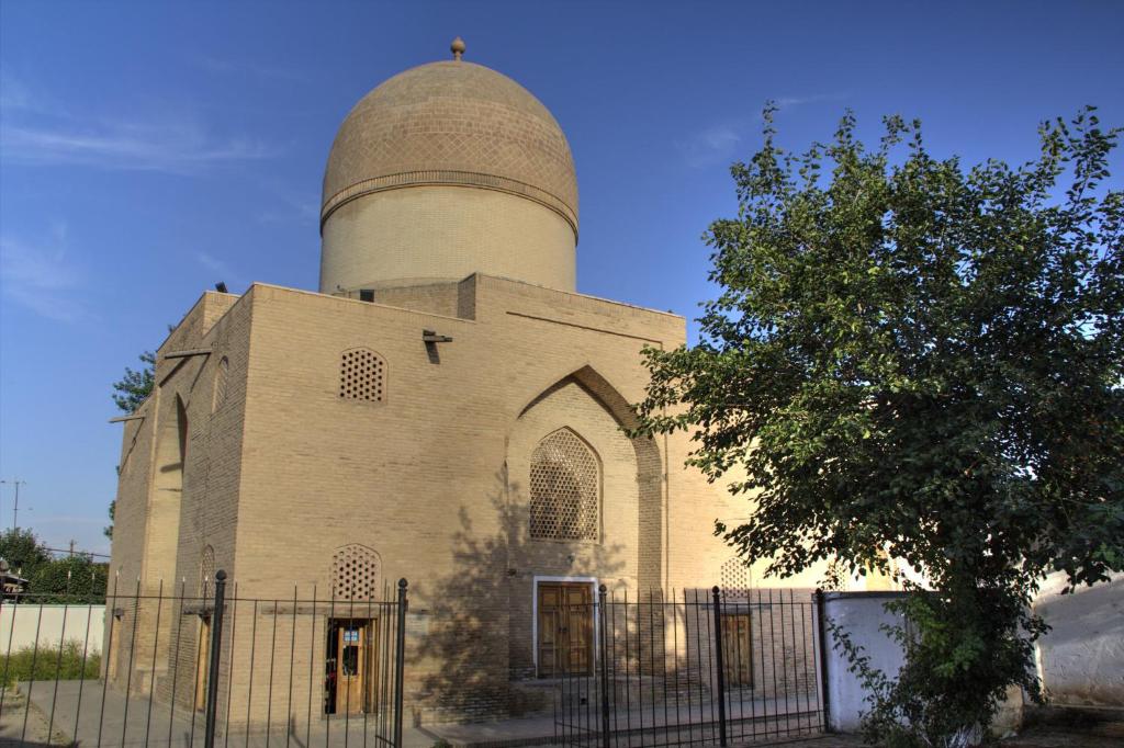 撒马尔罕OQSAROY SAMARKAND Guest House的一座教堂,上面有一座塔