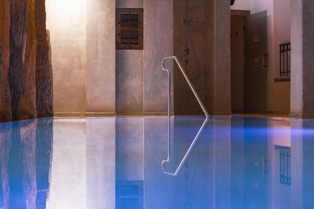 圣安东阿尔贝格西姆尔霍夫酒店的一个带扶手的游泳池
