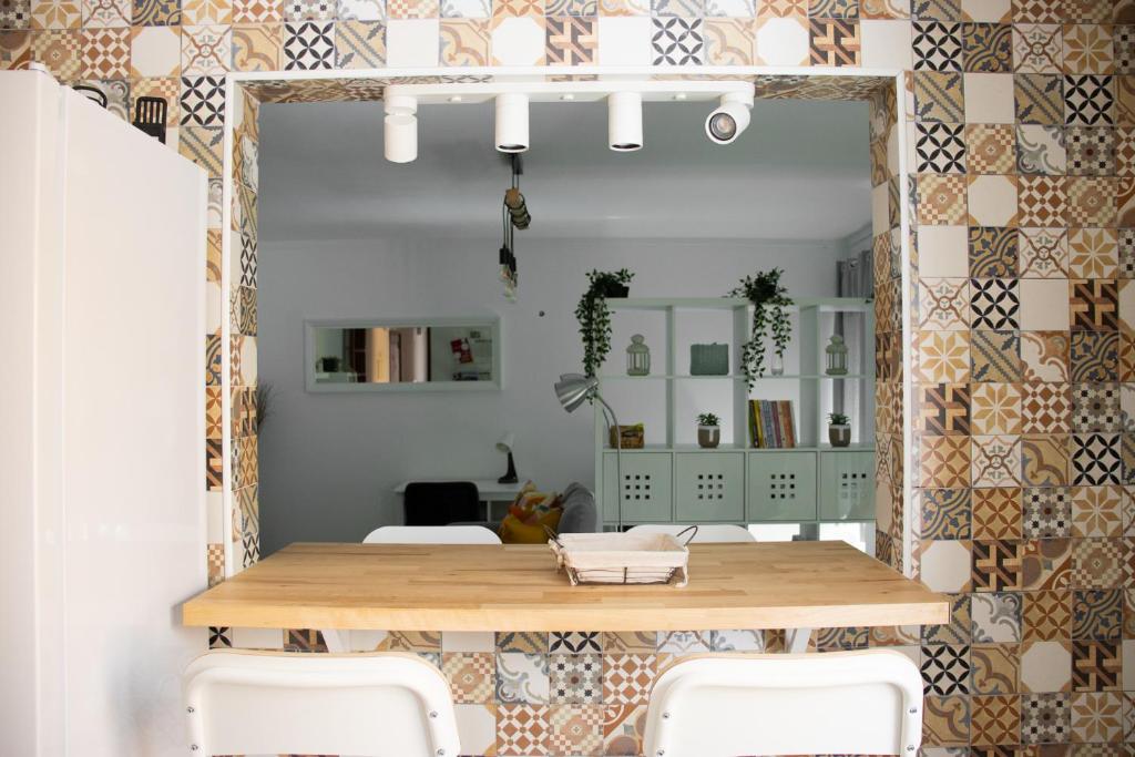 波塔莱格雷Casa da Avó Bé的一间带桌椅的用餐室