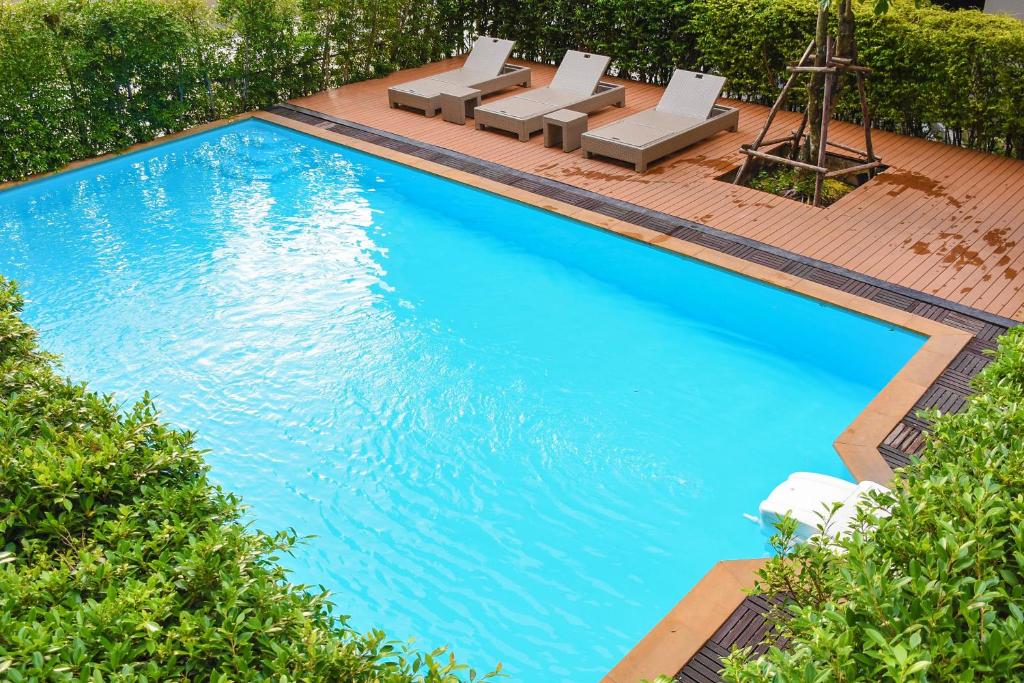 邦波Chor Cher The Luxury Green Hotel - SHA Extra Plus的享有带躺椅和水的游泳池的顶部景致