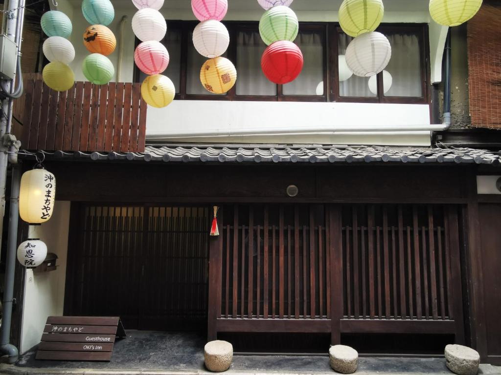 京都奥奇斯旅馆的挂在门上方的带纸灯的建筑