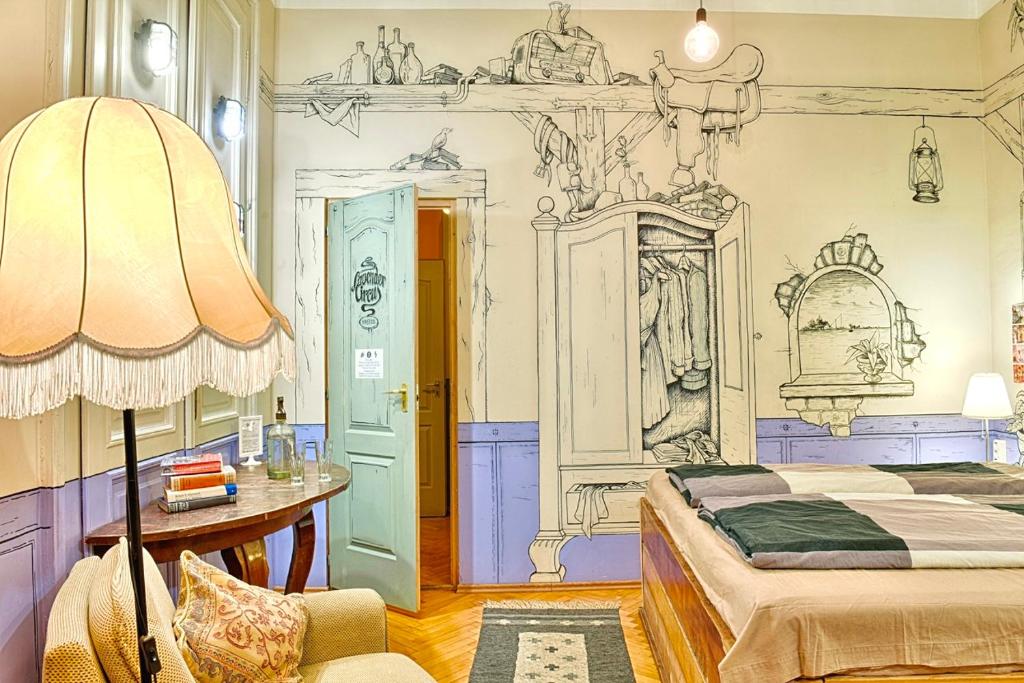 布达佩斯薰衣草马戏团双人和套间旅舍的一间卧室配有一张床、一张桌子和一盏灯