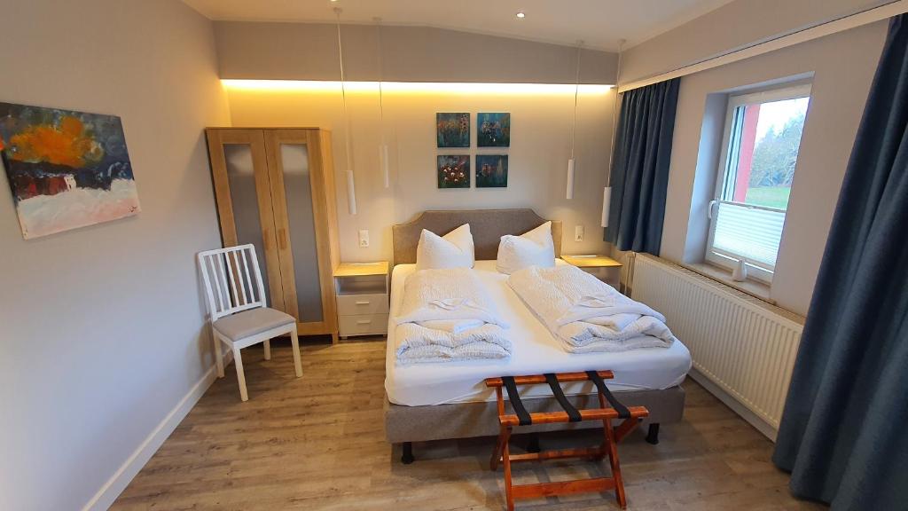 罗斯托克富米汀布伦纳公寓酒店的一间卧室设有一张床和一个窗口