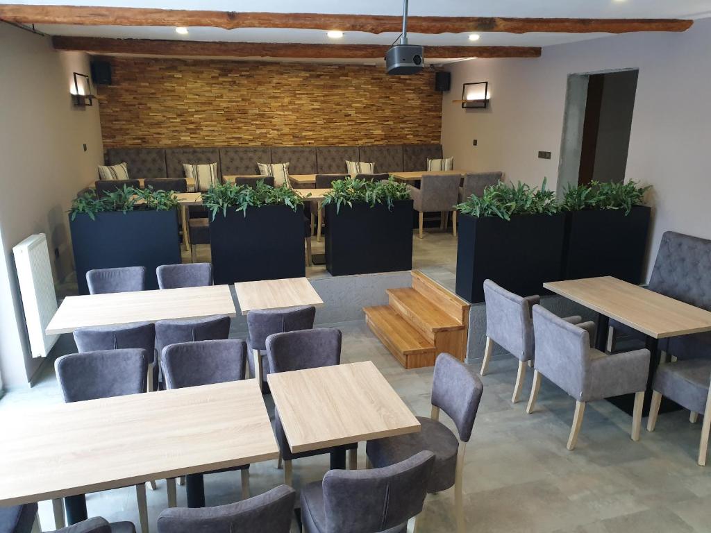 贝德日霍夫戴安娜旅馆的用餐室配有桌椅和植物