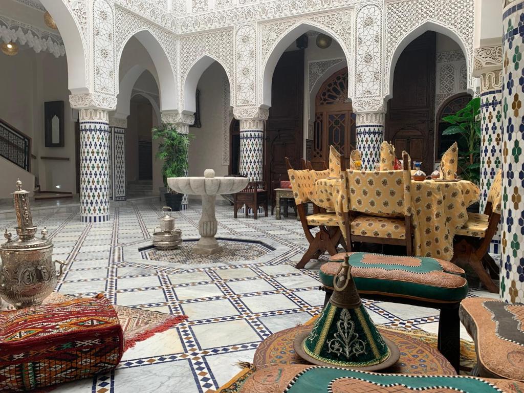 梅克内斯Riad Palais Marouane的大楼内带喷泉的客厅