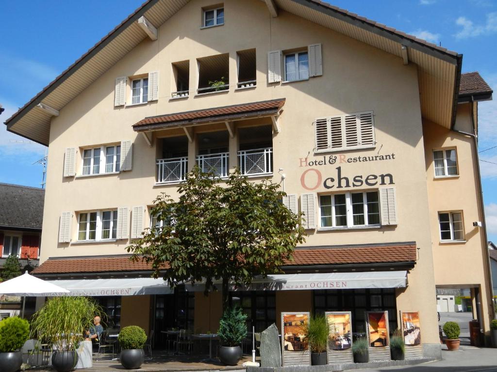 Menzingen奥赫森酒店的一座大建筑,上面有读橄榄油的标志
