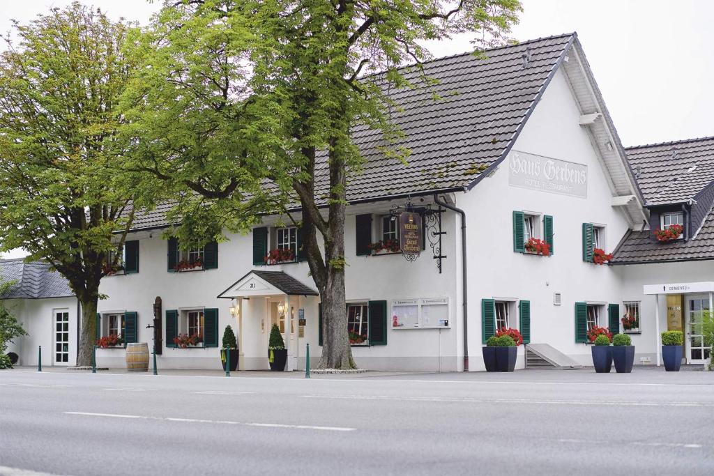 Wickede (Ruhr)Haus Gerbens的街道前有树的白色建筑