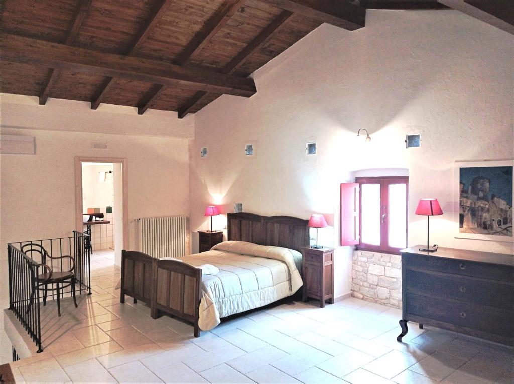 维科德尔加尔加诺Case Vacanza Al Borgo Antico的卧室配有一张床和一张桌子及椅子