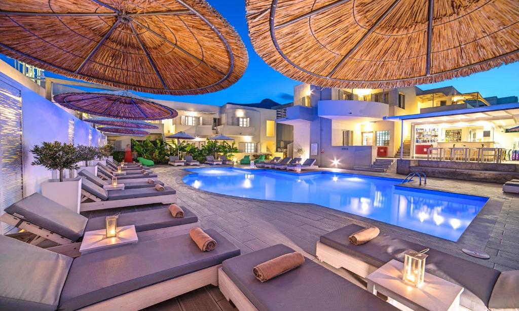 伊罗达Elounda Garden Suites Heated Pool的一个带躺椅的度假村游泳池