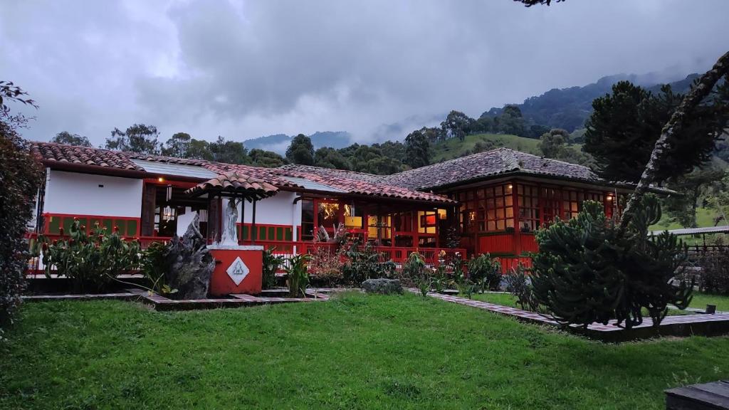 萨兰托Ecohotel Pinohermoso Reserva Natural的前面有花园的房子
