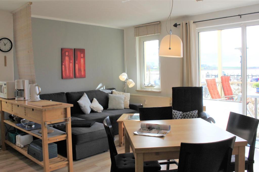KirchdorfBrandt的客厅配有沙发和桌子