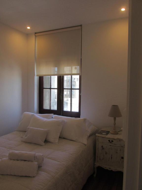 蒙得维的亚Apartamentos en el palacio salvo的一间卧室配有一张带窗户的床