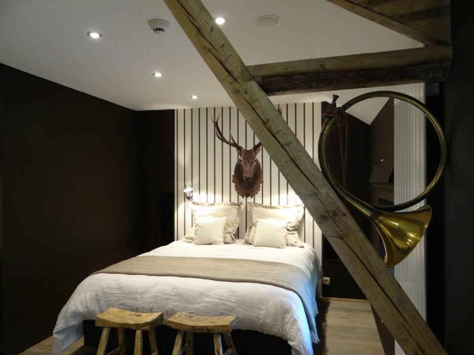 维尔雅尔姆乐斯提鲁尔斯住宿加早餐旅馆的卧室配有一张带鹿头的墙壁床。