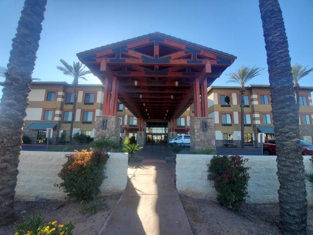 梅萨Legacy Inn & Suites的建筑前方拥有大型木质结构的酒店