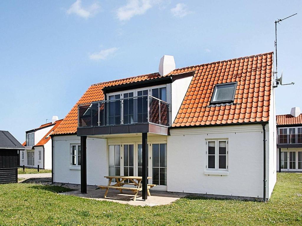 诺尔林格比Holiday Home Lyngbyvej V的白色房子,有橙色屋顶
