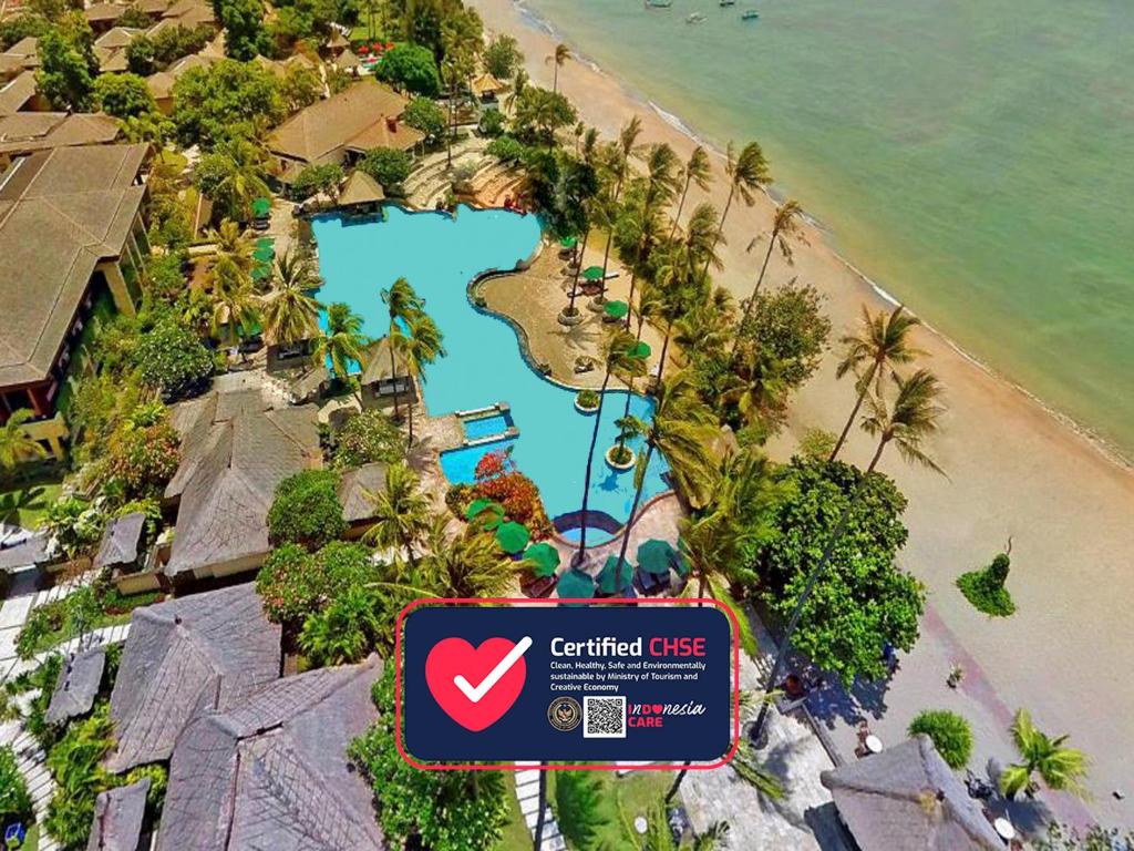 库塔The Patra Bali Resort & Villas - CHSE Certified的海滩附近度假村的空中景致