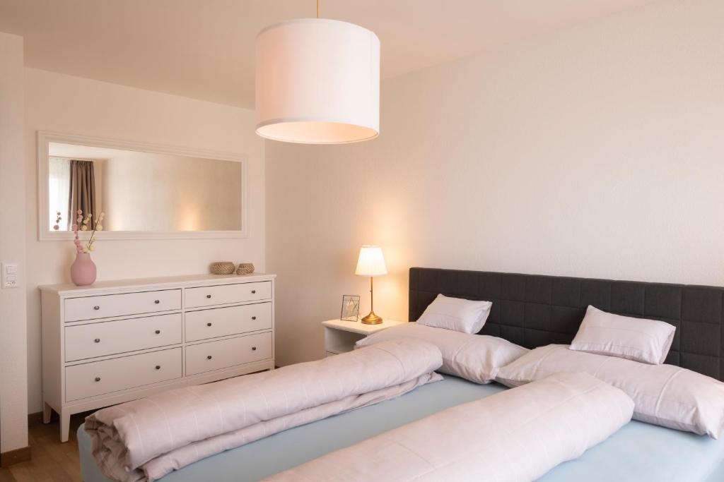 BätterkindenSenevita Ahornpark的配有梳妆台和卧室的客房内的两张床