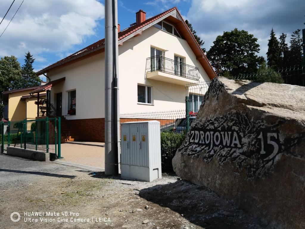 斯克拉斯卡波伦巴Dom Kasienka - Na Wyłączność的房屋前的石墙