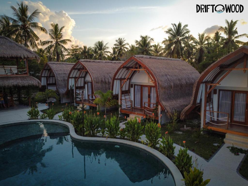 塞隆贝拉纳克Driftwood Lombok的连排小屋,有游泳池和棕榈树
