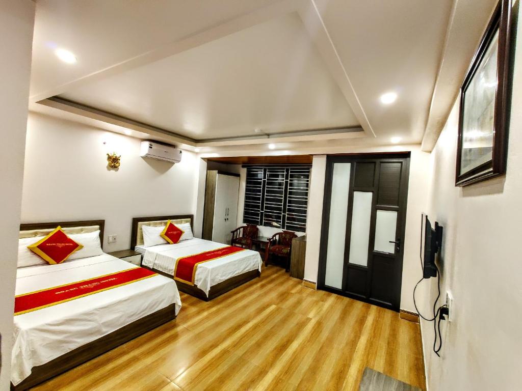 吉婆岛Quang Thang Cat Ba hotel的酒店客房设有两张床和电视。