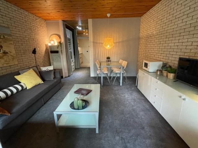 布勒伊尼瑟Appartement Zeeland的客厅配有沙发和桌子