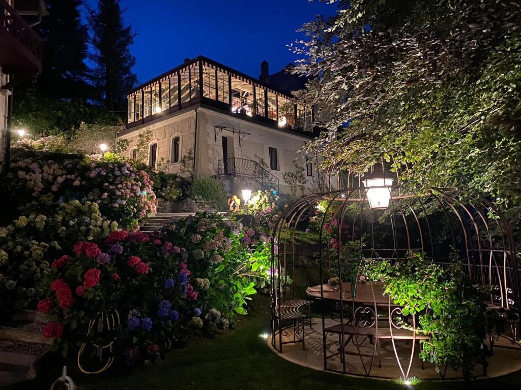 布鲁纳特Relais Villino Rubini的花园,晚上有桌子和鲜花