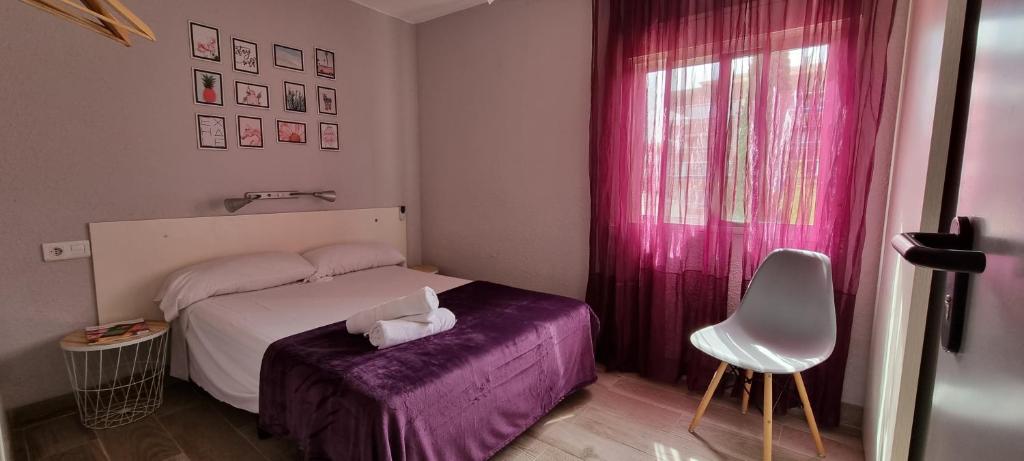 萨洛卡巴那旅馆的一间小卧室,配有一张床和一把椅子