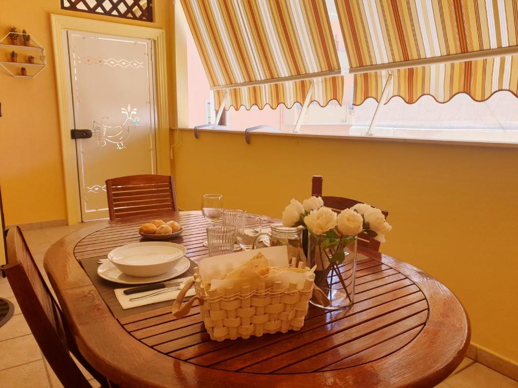 夸尔图-圣埃莱娜Sweetness Wave Home的一张带鲜花的木桌和一个篮子