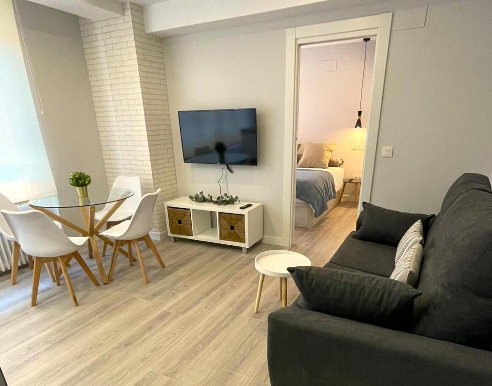阿兰达德杜洛Apartamentos Aranda - VUT- La Cepa I - II的客厅配有沙发和桌子