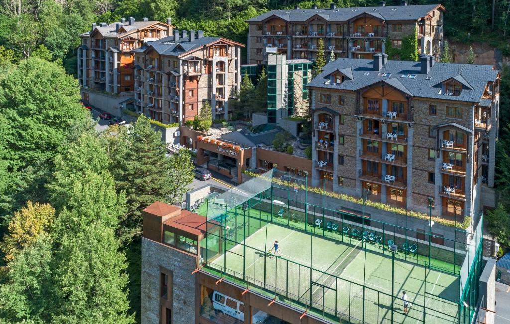 安尼欧斯Hotel AnyosPark Mountain & Wellness Resort的一座大楼顶部的网球场