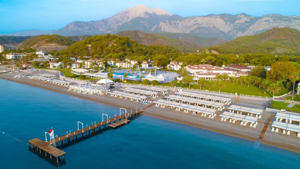 凯麦尔Club Marco Polo - Premium All Inclusive的水边度假村的空中景观