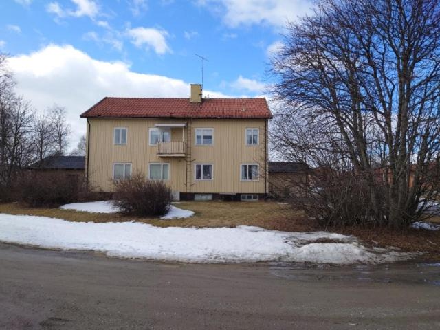 HedeLägenheten mitt i byn的雪上有红色屋顶的大房子