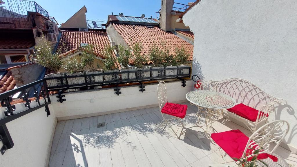 皮兰Piranum Guesthouse with terrace的阳台的天井配有2把椅子和1张桌子