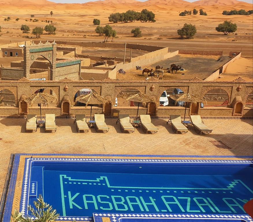 梅尔祖卡梅尔祖加卡斯巴阿扎来酒店的沙漠中游泳池的空中景观