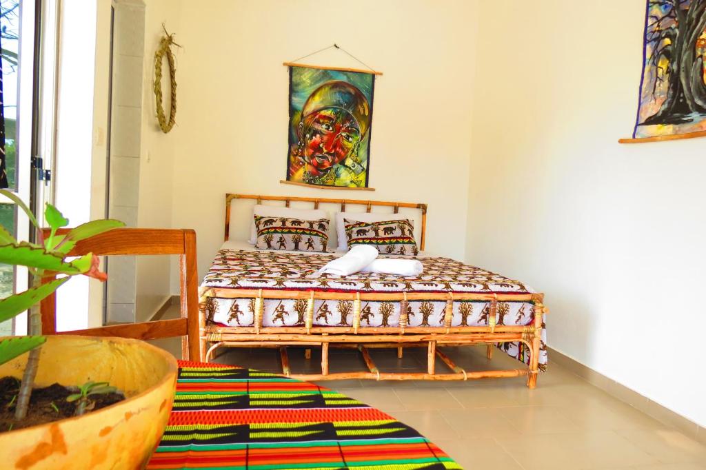 KafountineKASA BOUBAK的一间卧室配有一张壁画床
