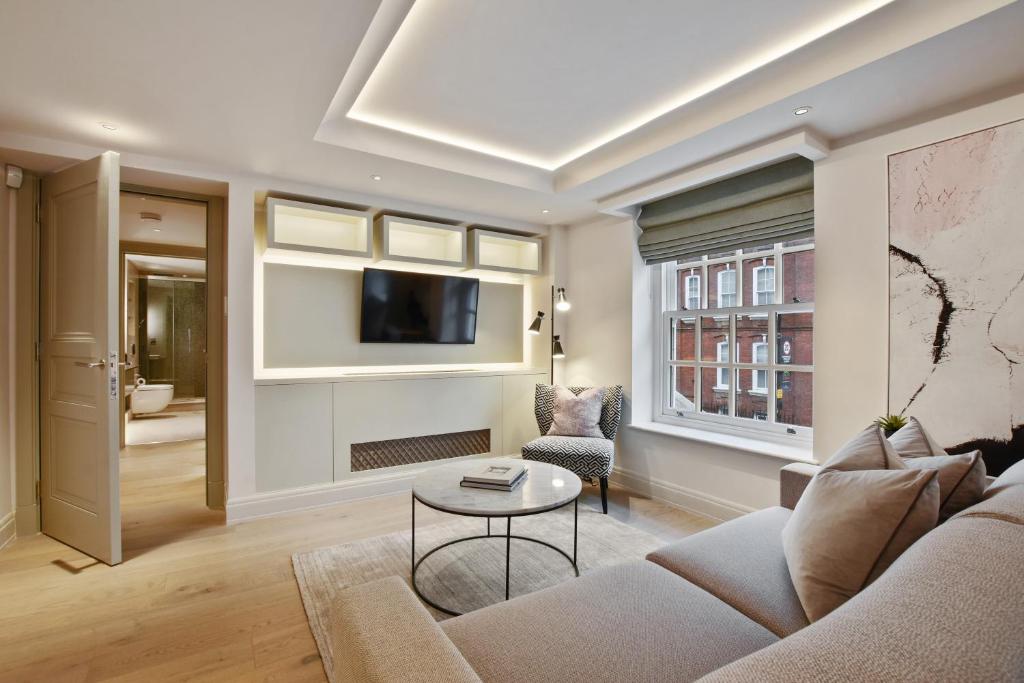 伦敦Hope House Residences by Q Apartments的带沙发和电视的客厅