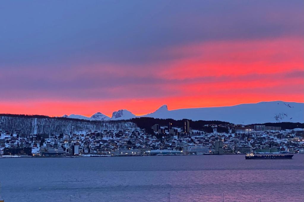 特罗姆瑟Polar Arctic View - Free Parking!的日落时分城市和山脉美景
