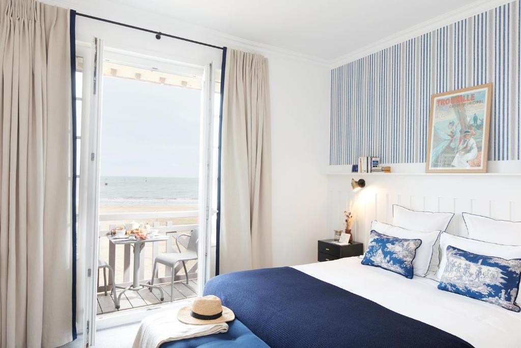 滨海图维列勒弗拉贝尔特酒店的一间卧室配有一张床,享有海景