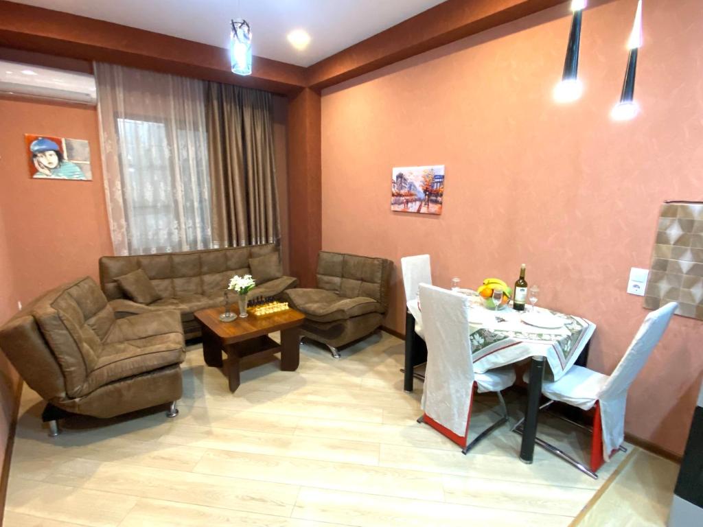 第比利斯Metta Tbilisi Apartment的客厅配有沙发和桌椅