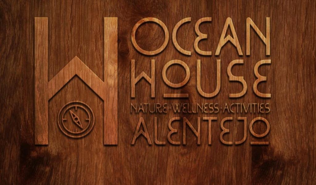 科武港Ocean House Alentejo的木门上写着牛舍字样